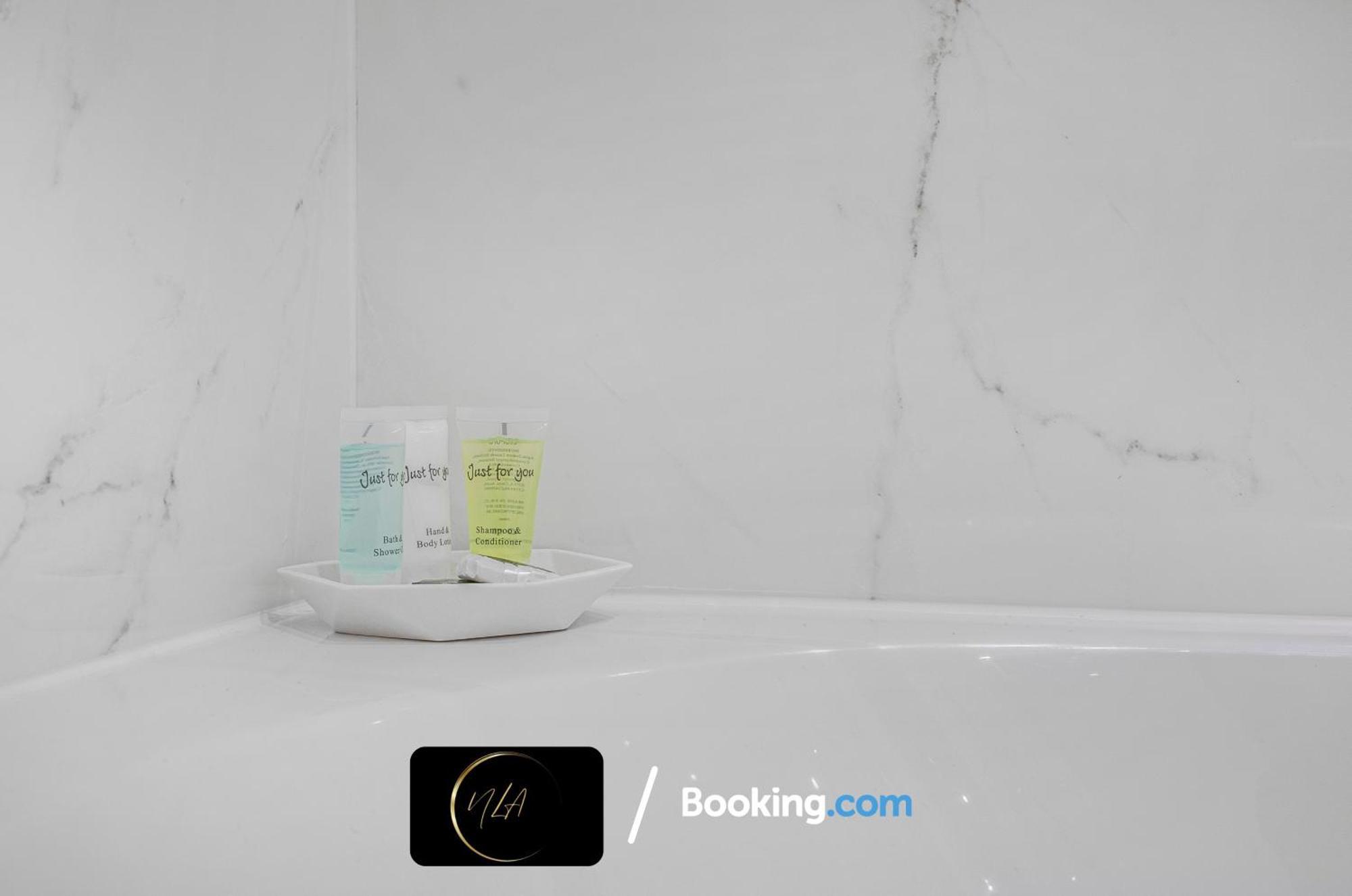 City Centre Apartment With Free Parking, 2 Bathrooms, Netflix And Wifi - Suitable For Contractors And Families - By Noor Luxury Accommodations 버밍엄 외부 사진