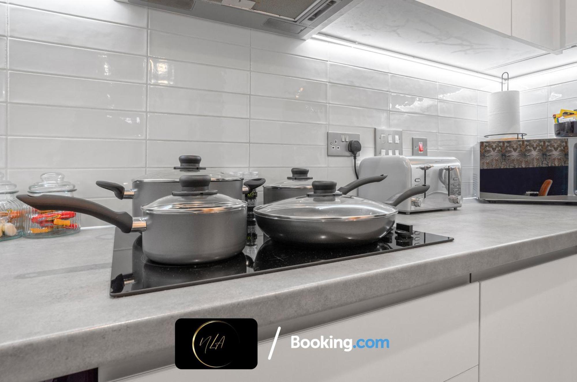 City Centre Apartment With Free Parking, 2 Bathrooms, Netflix And Wifi - Suitable For Contractors And Families - By Noor Luxury Accommodations 버밍엄 외부 사진
